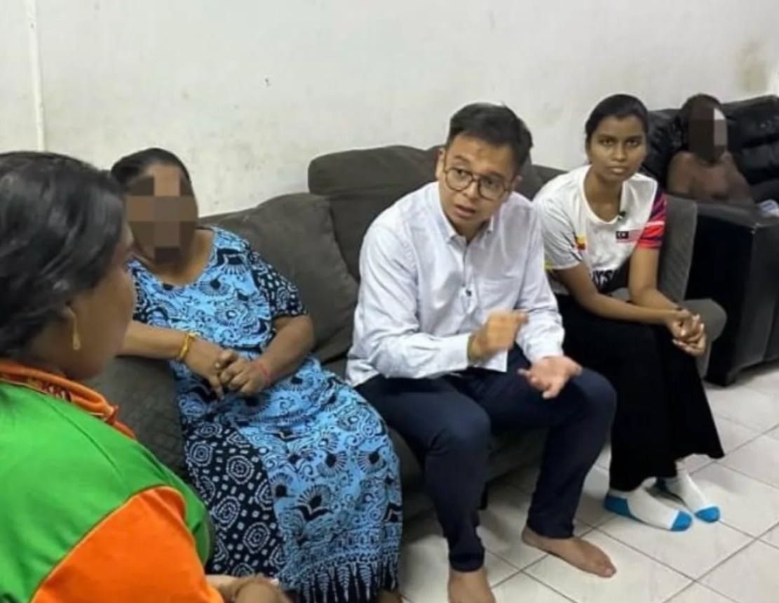 சவாலான குடும்ப சூழ்நிலைக்கு மத்தியிலும் போராடும் துர்காவின் அறுவை சிகிச்சைக்கு பலாக்கோங் சட்டமன்ற உறுப்பினர் நிதியுதவி 