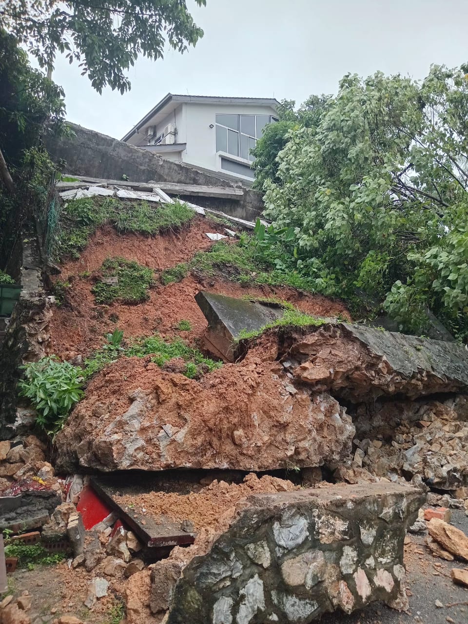 连绵豪雨致土崩  隆友乃迪花园组屋逾百户紧急疏散