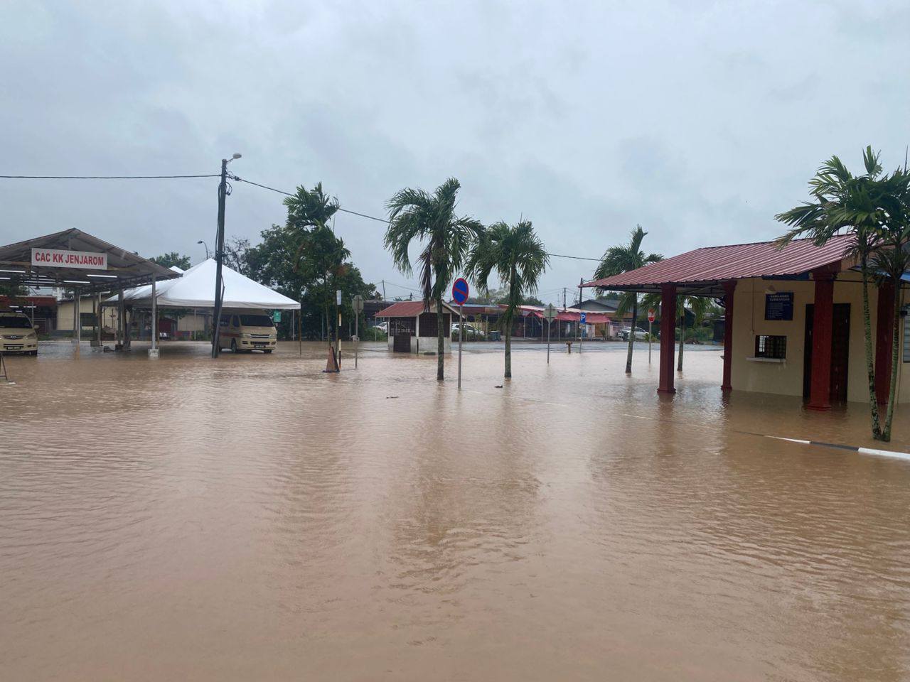 长命雨与“Senyar”夹击致水灾树倒  瓜冷风向不断转动极为异常！