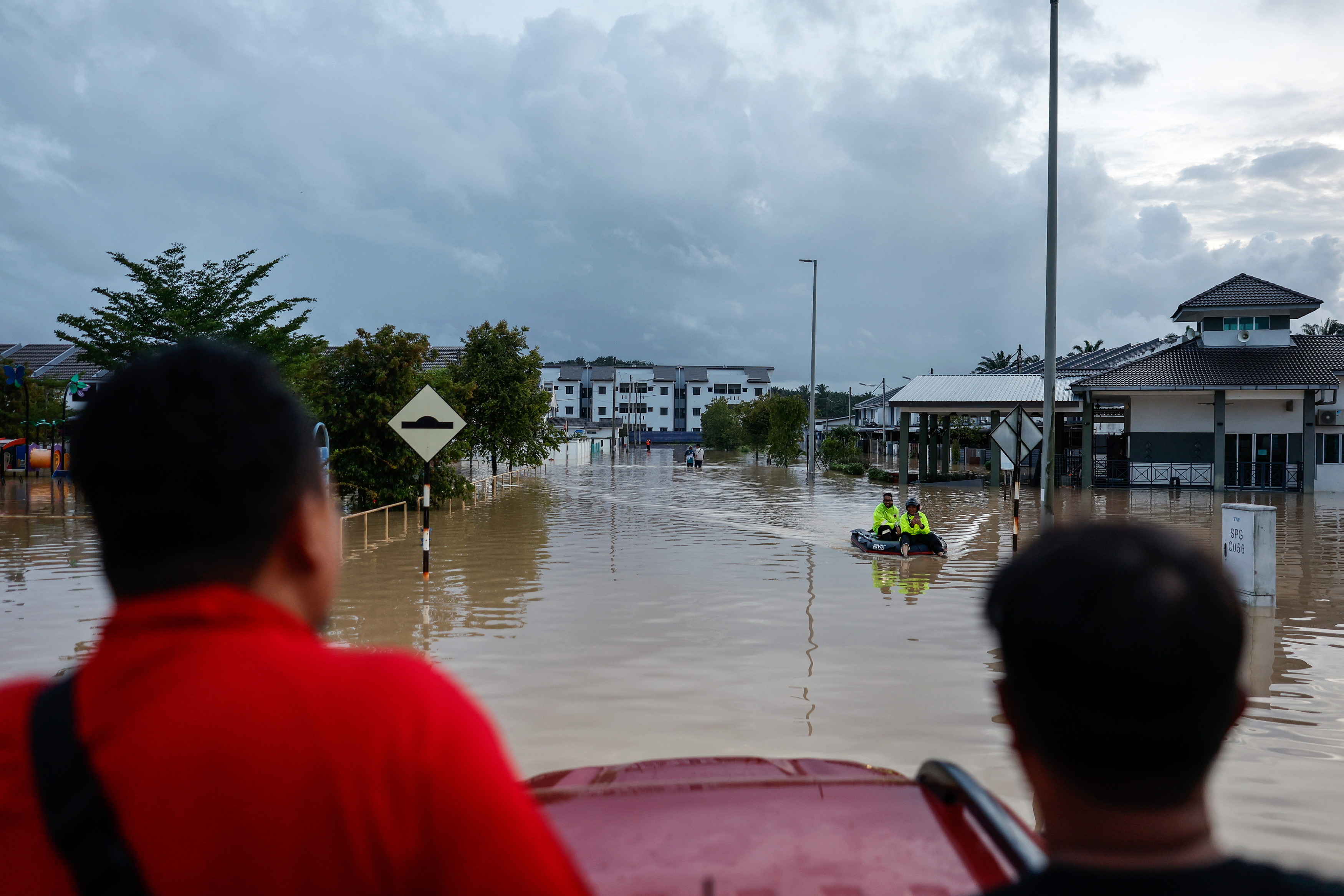 MB: Bantuan awal RM500 untuk keluarga terjejas banjir, calon SPM di PPS dibantu ke sekolah