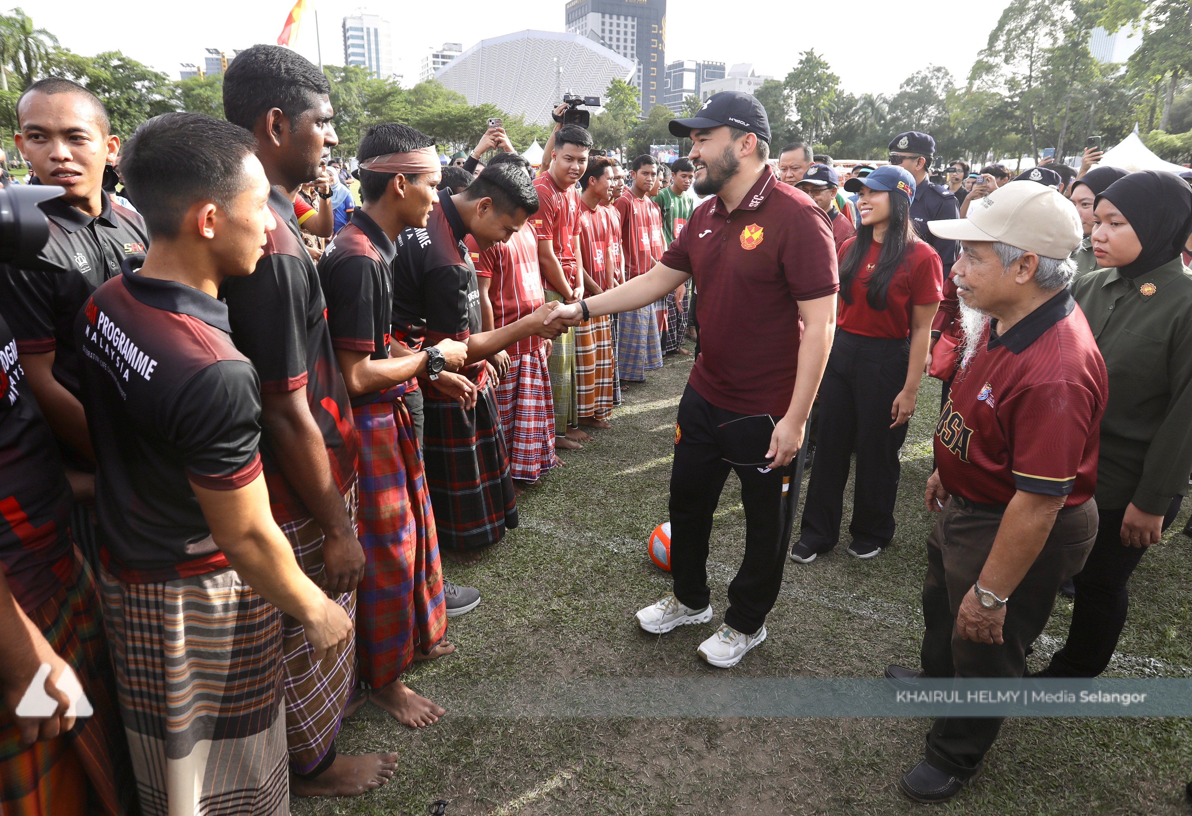 Raja Muda Selangor, isteri warnai sukan rakyat sempena Majlis Santunan Kasih