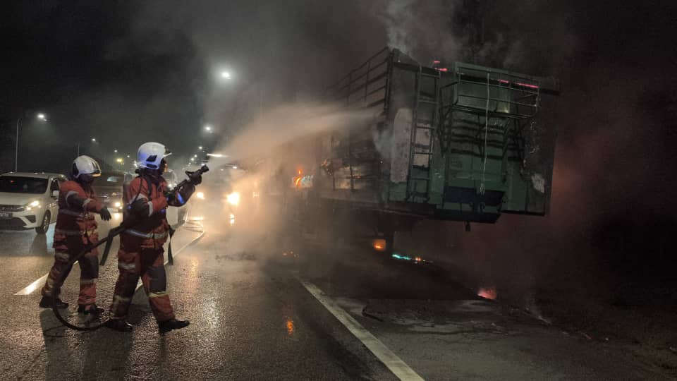 Bomba ambil masa 12 jam padam kebakaran treler muatan logam oksida