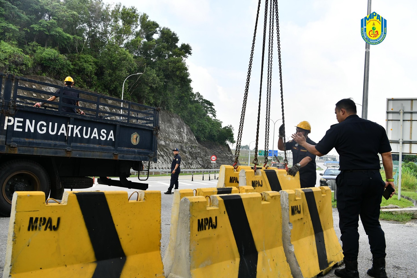 MPAJ tutup laluan ke tapak sampah haram di Kampung Tasek Permai 