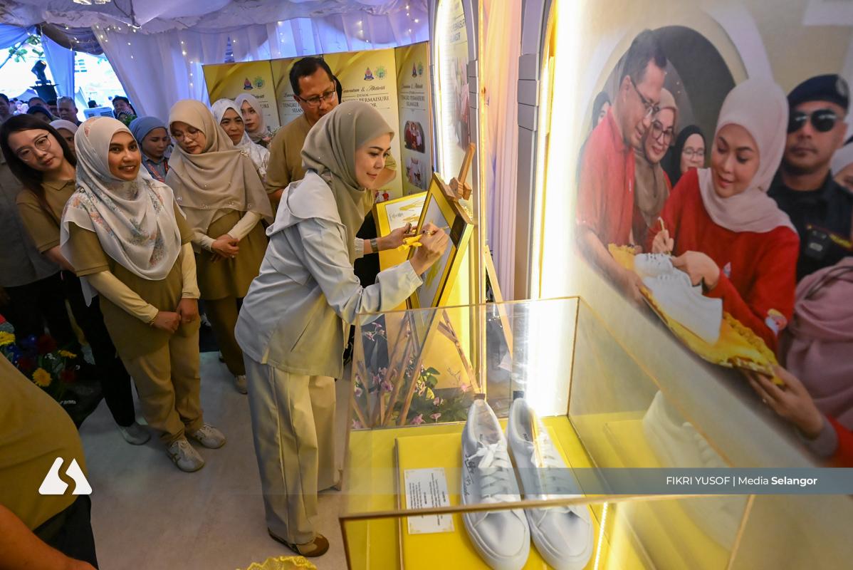 Tengku Permaisuri brightens car boot sale, offers personal collection from RM5