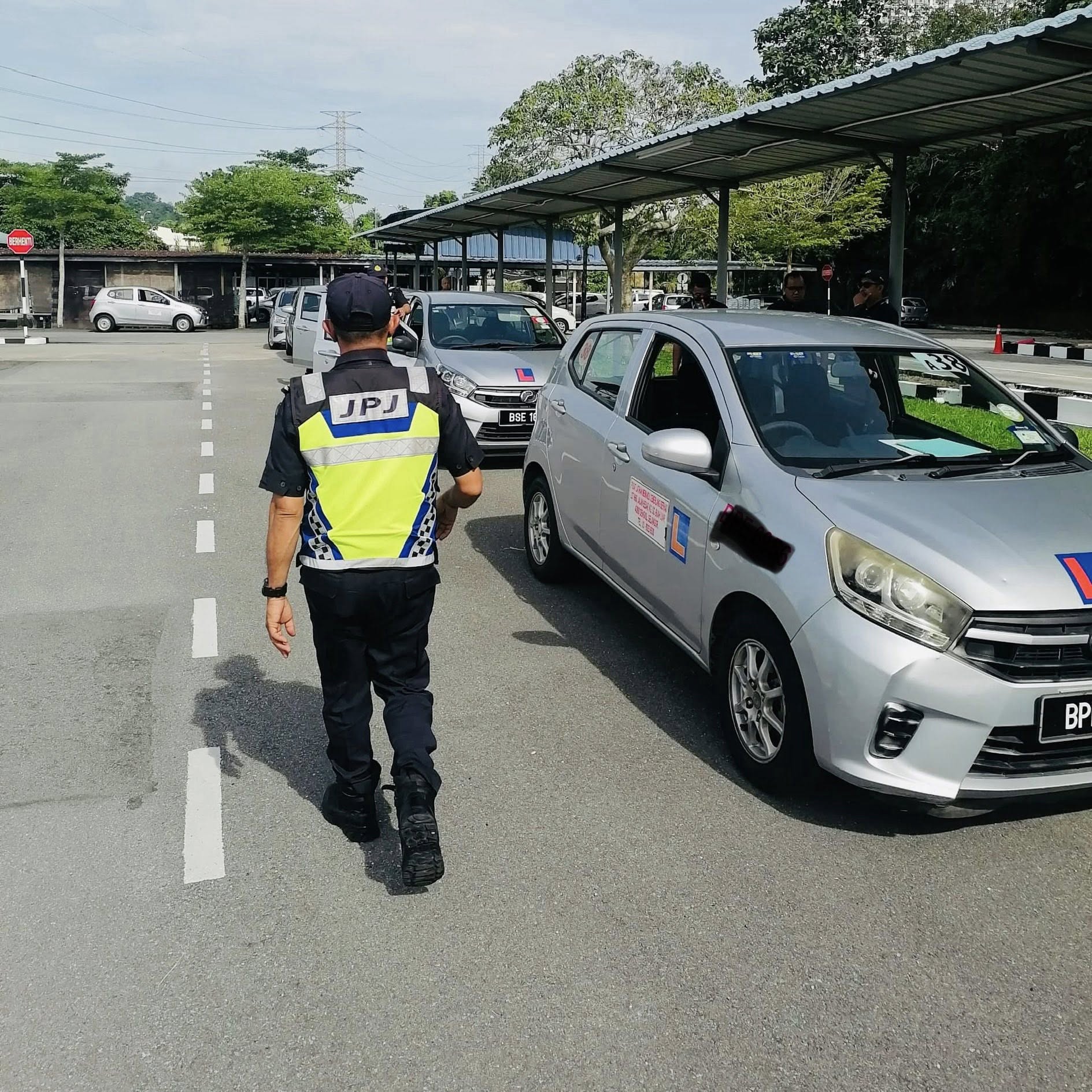 雪州陆交局查3驾驶学院 发22警告信确保安全合规