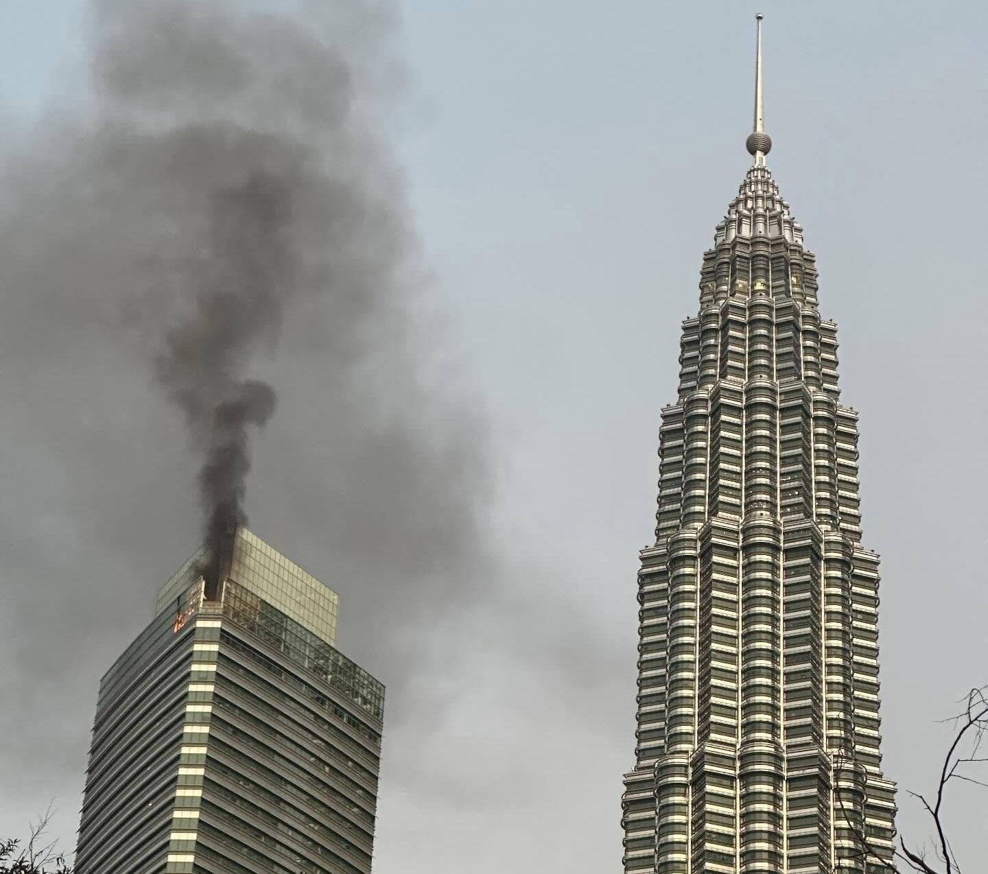 Tingkat atas Menara 3 KLCC terbakar 