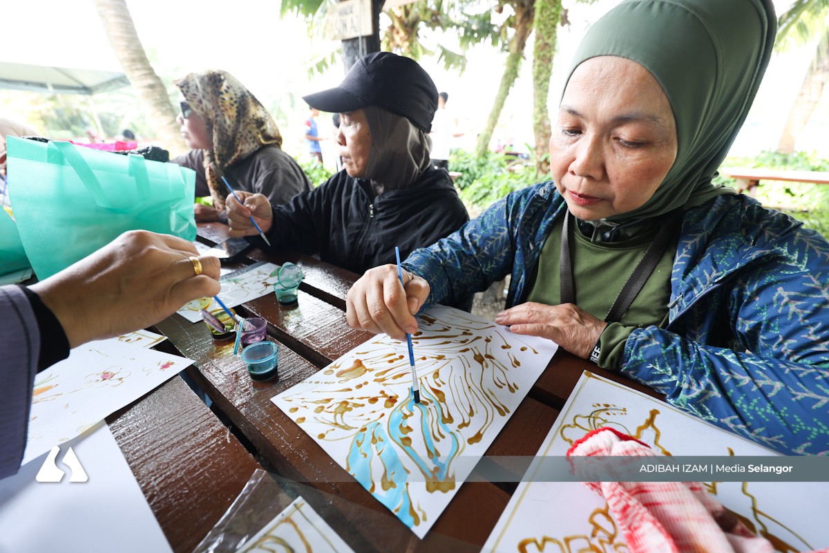 Gabungan seni dan alam: Program canting batik di taman rekreasi paya bakau meriah
