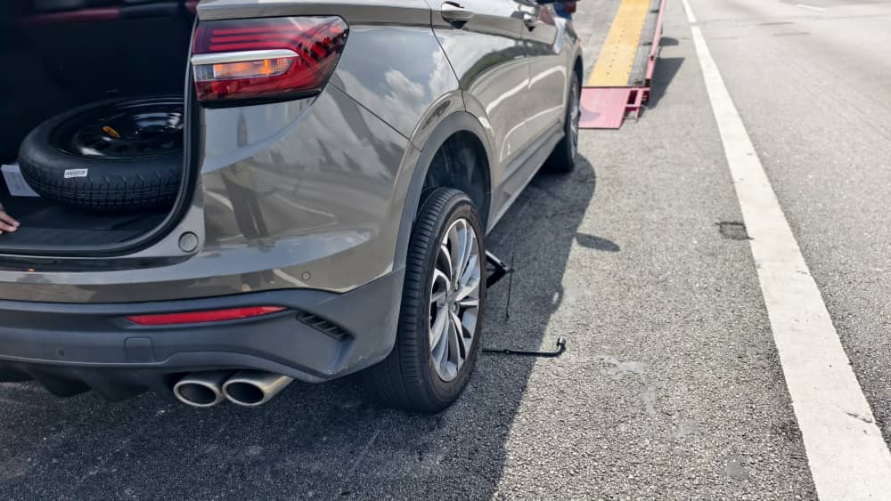 Wanita maut dilanggar lori ketika tukar tayar kereta pancit 