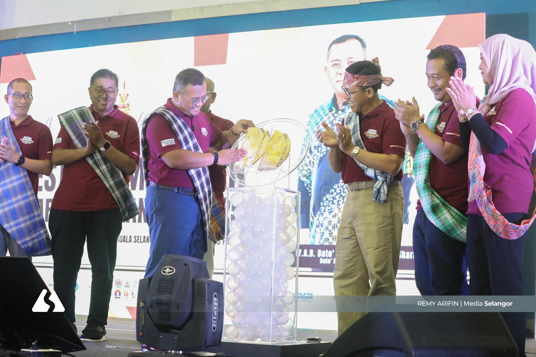 雪州传统美食健年华用糕点排瓜雪灯塔  荣获大马记录大全认证