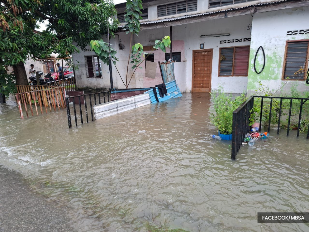 Continuous rain leaves parts of Shah Alam flooded