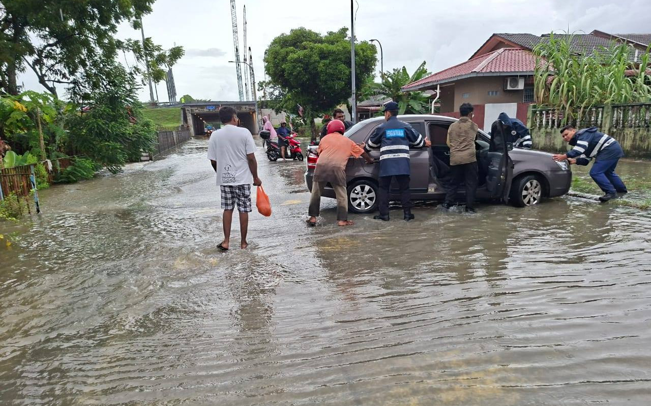 Floods shut several major roads in Shah Alam