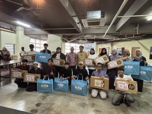 28 pelajar terima komputer riba sumbangan Yayasan MBI, ADN Kota Anggerik