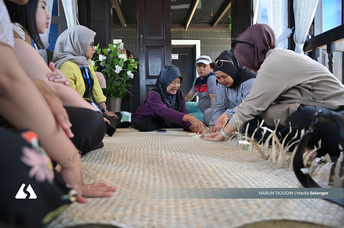 Village charm, traditional culture boost rural tourism, uplift local economy