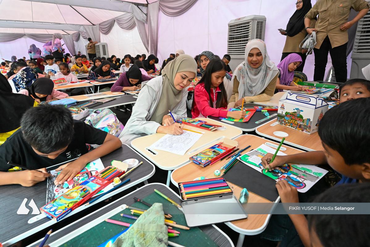 Tengku Permaisuri brightens car boot sale, offers personal collection from RM5