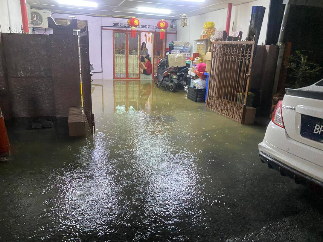 长命雨与“Senyar”夹击致水灾树倒  瓜冷风向不断转动极为异常！