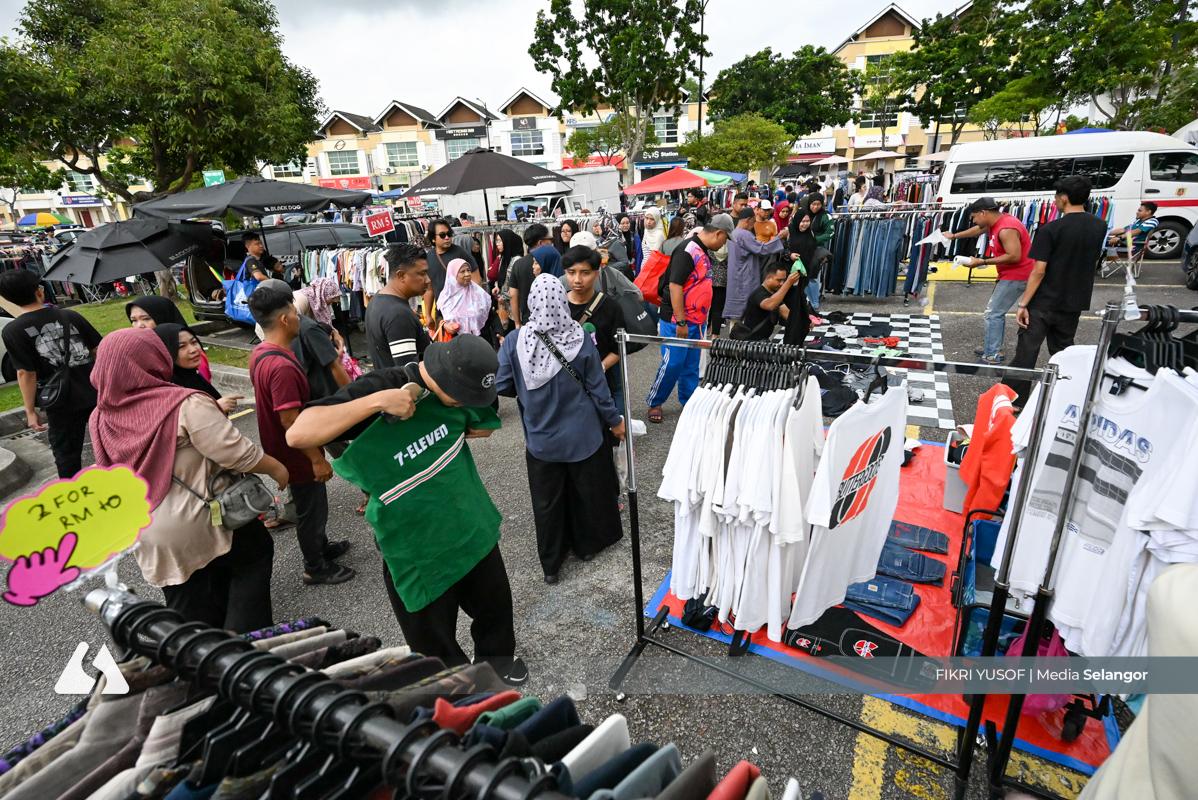 Tengku Permaisuri brightens car boot sale, offers personal collection from RM5
