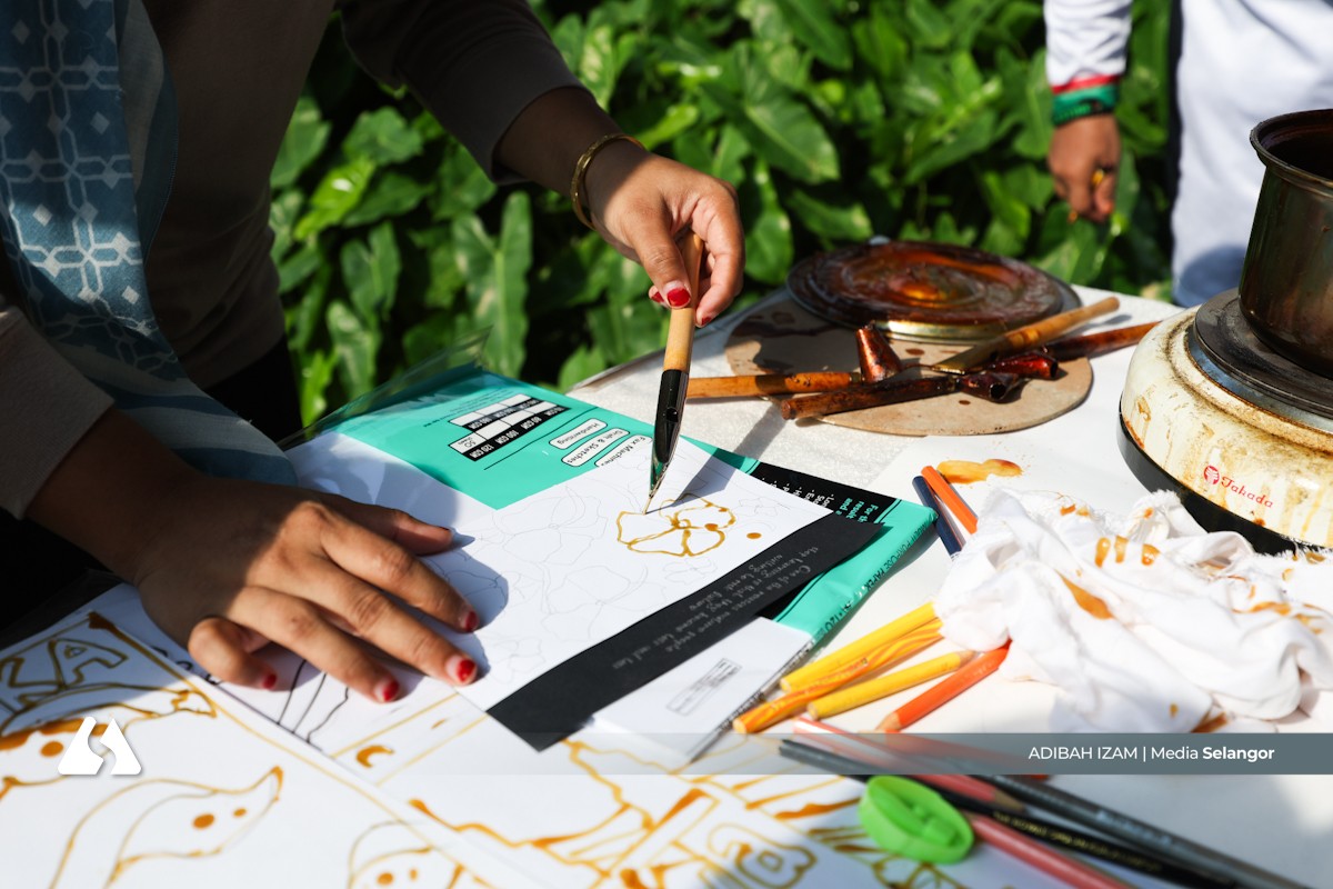 Gabungan seni dan alam: Program canting batik di taman rekreasi paya bakau meriah