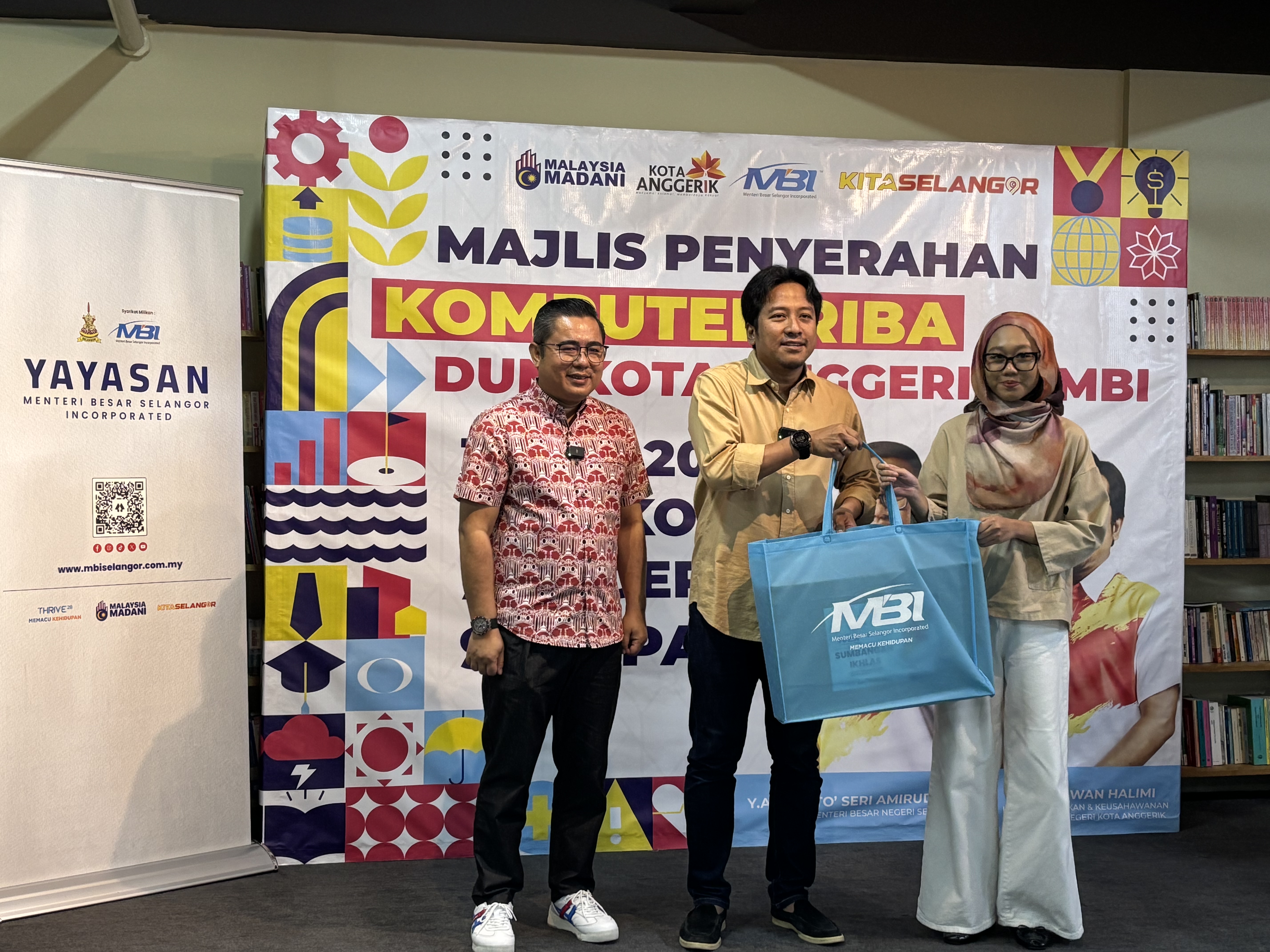 28 pelajar terima komputer riba sumbangan Yayasan MBI, ADN Kota Anggerik