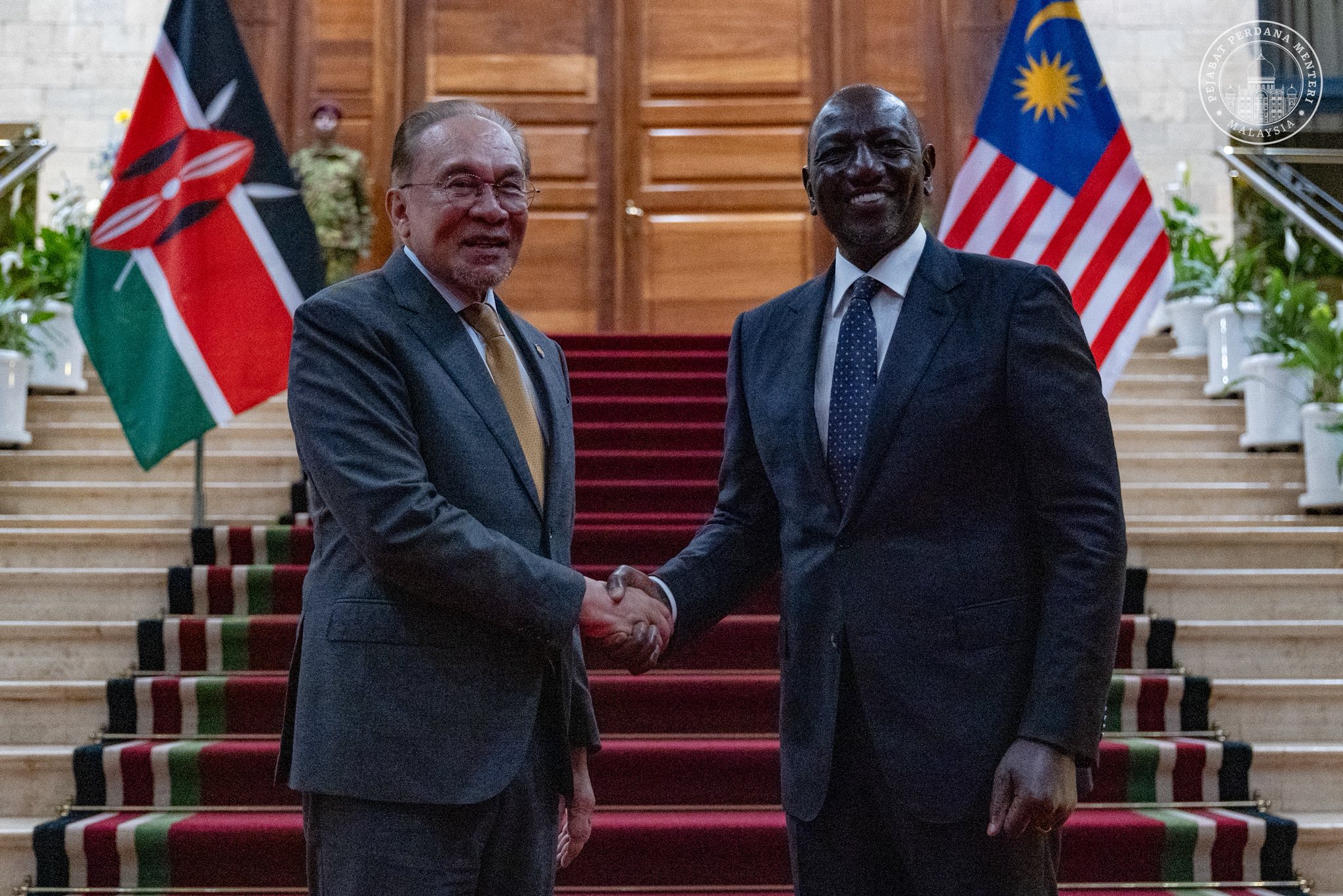 肯尼亚总统官邸19响礼炮迎安华