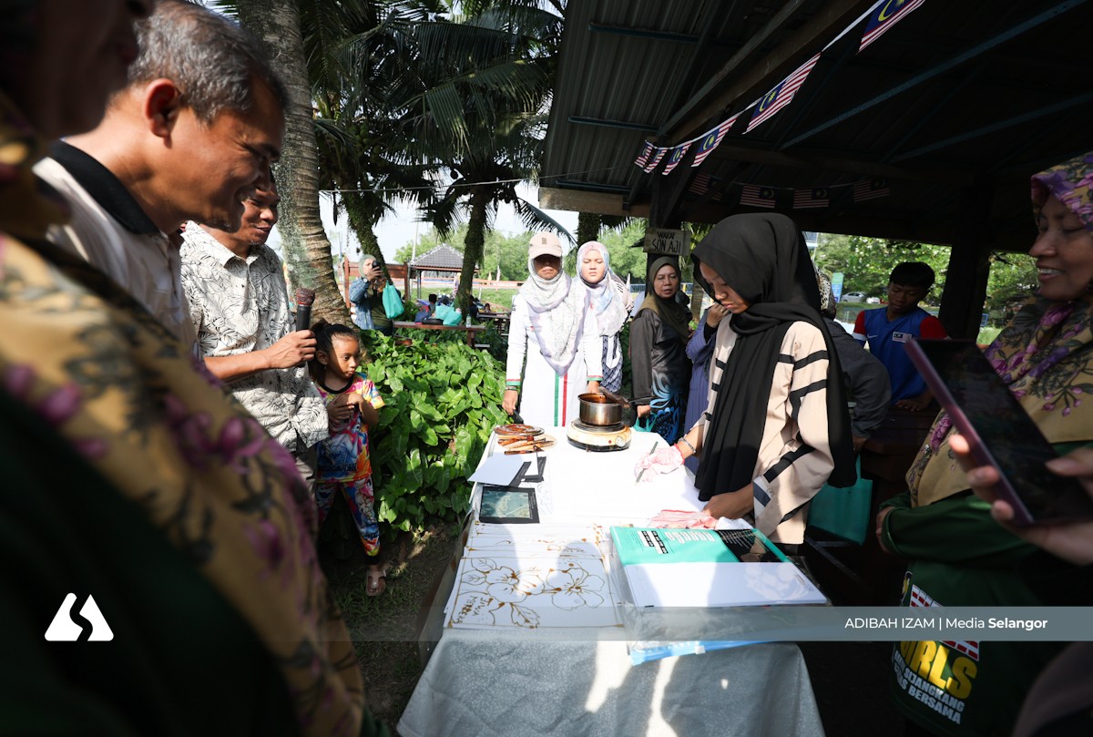 Gabungan seni dan alam: Program canting batik di taman rekreasi paya bakau meriah