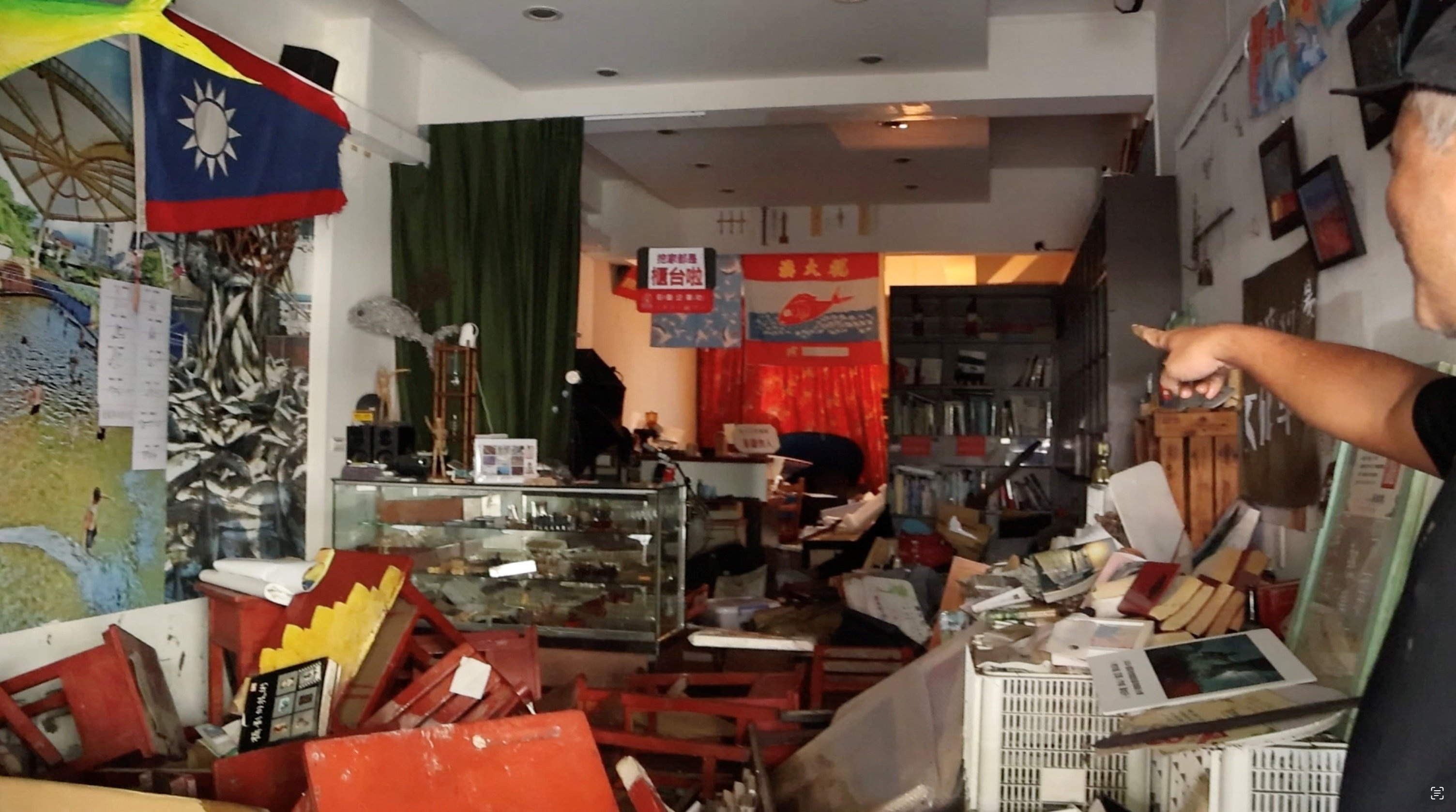 Typhoon Fung-wong floods Taiwan, thousands evacuated