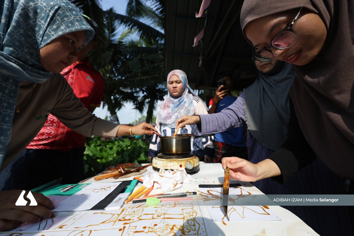 Gabungan seni dan alam: Program canting batik di taman rekreasi paya bakau meriah