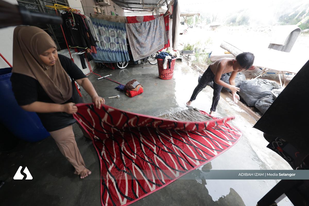 Air laut mendadak masuk rumah, warga emas kongsi detik cemas peti sejuk meletup