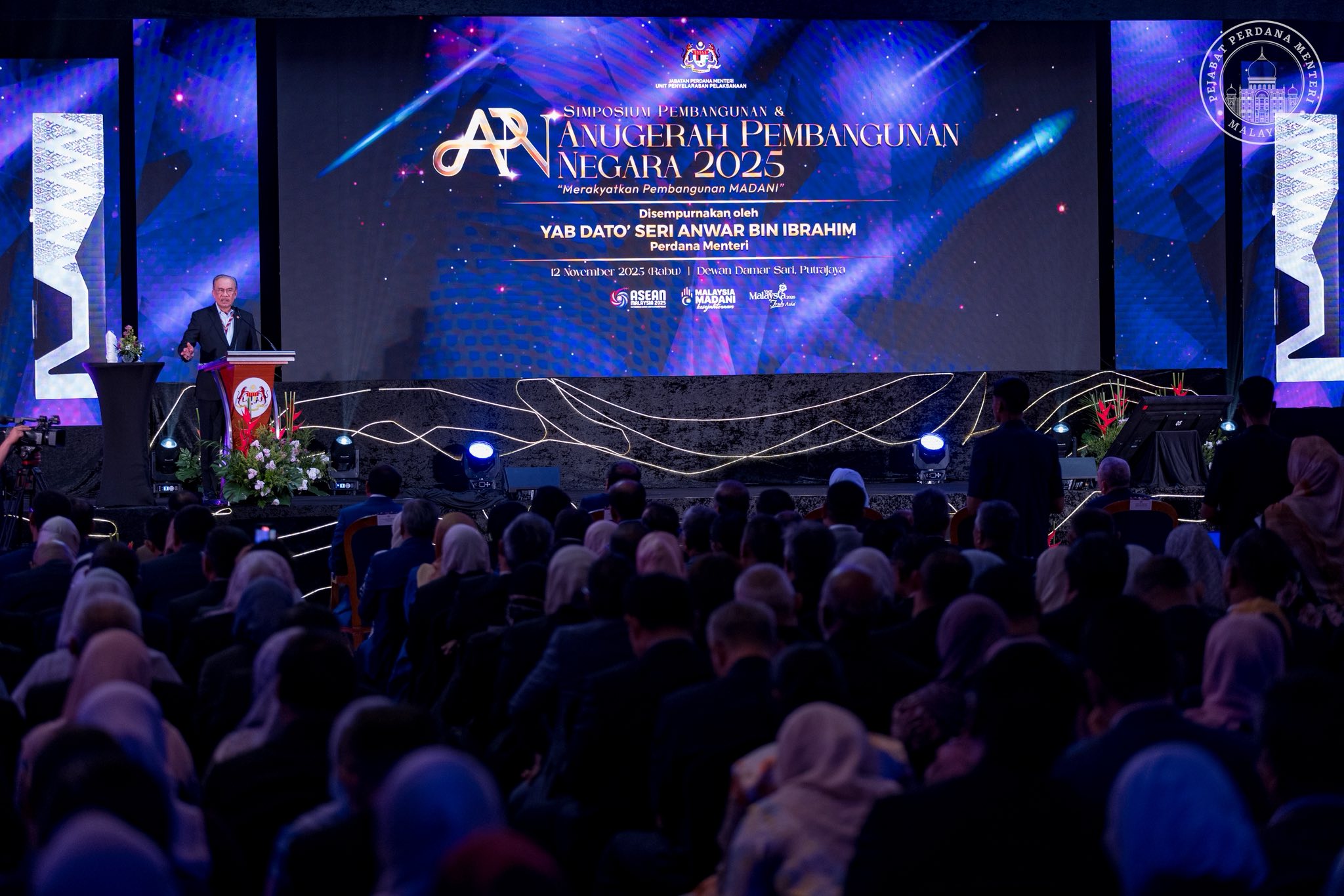 Anwar gesa penjawat awam tingkat mutu perkhidmatan, kekal berintegriti