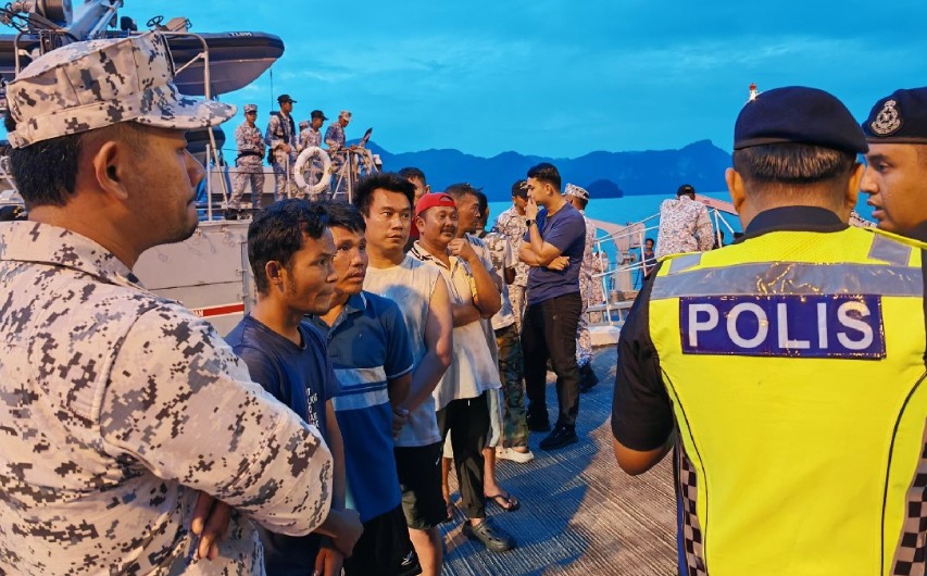 船舰近乎翻覆  1死18人获救