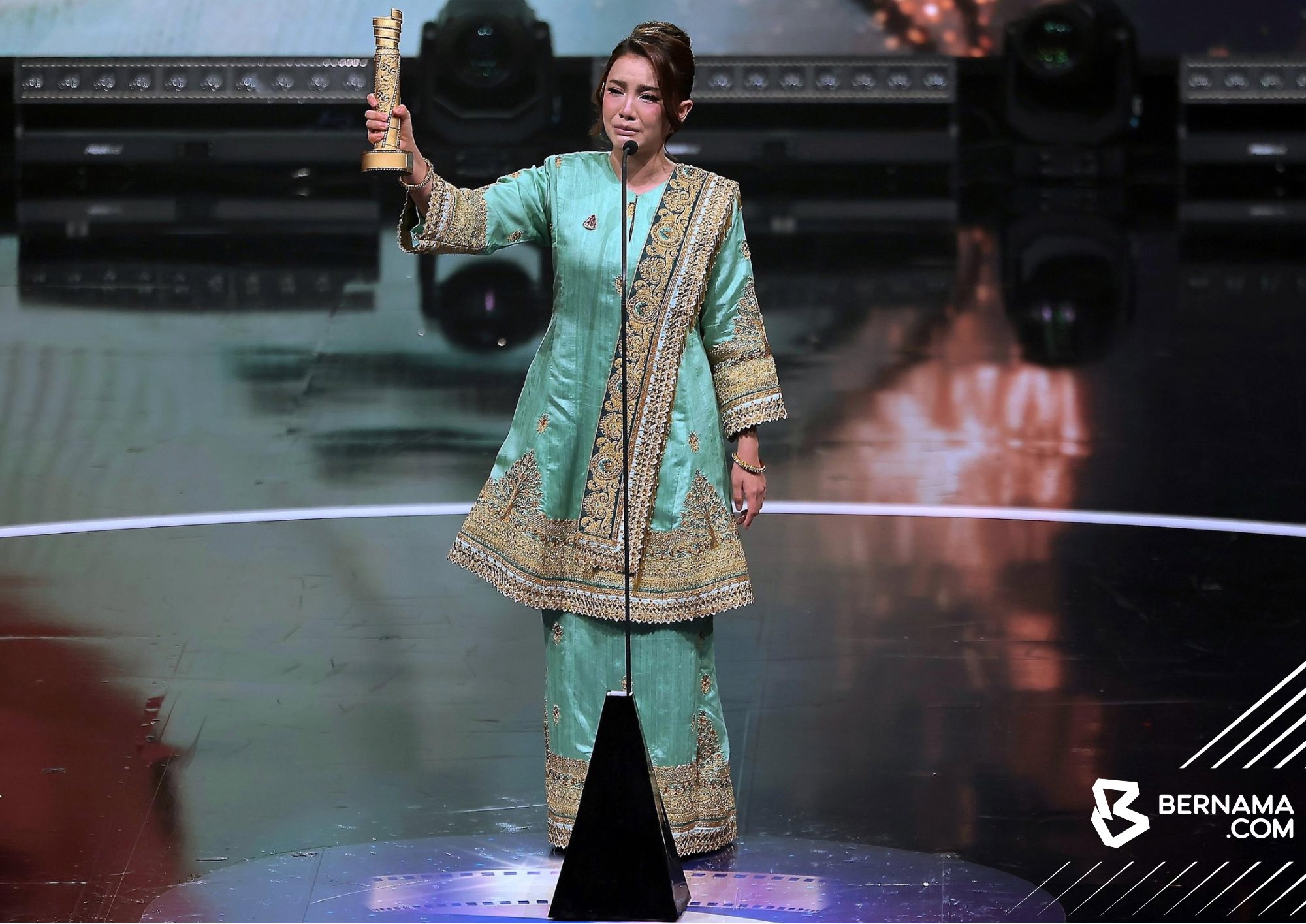 FFM34: Bolot enam anugerah, "Babah" dinobat filem terbaik 