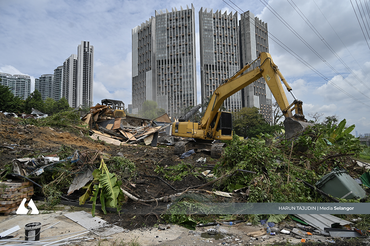 JPNS roboh infrastruktur haram di Hutan Simpan Sungai Buloh