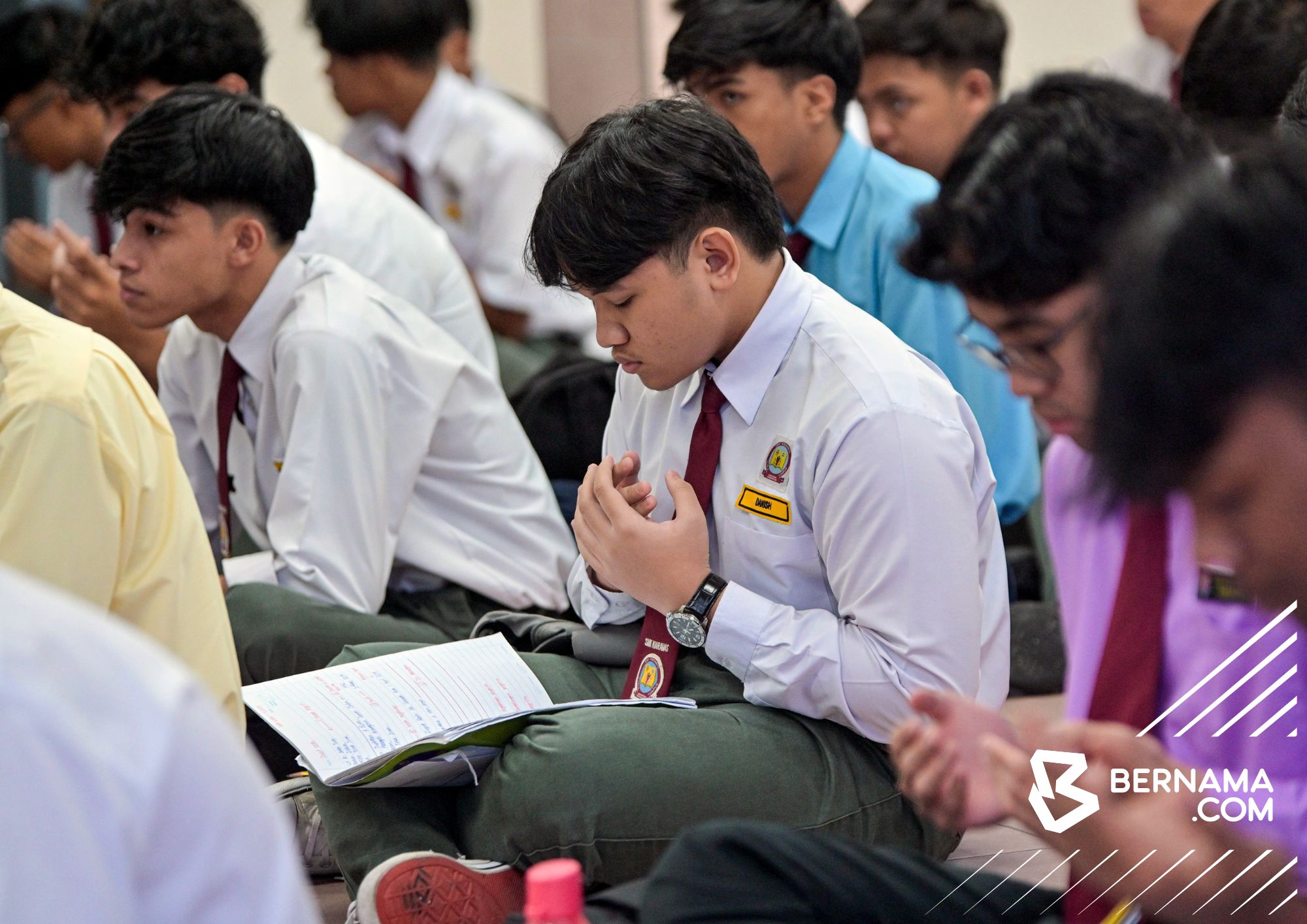 Debaran hari pertama SPM 2025, ibu bapa titip doa, harapan