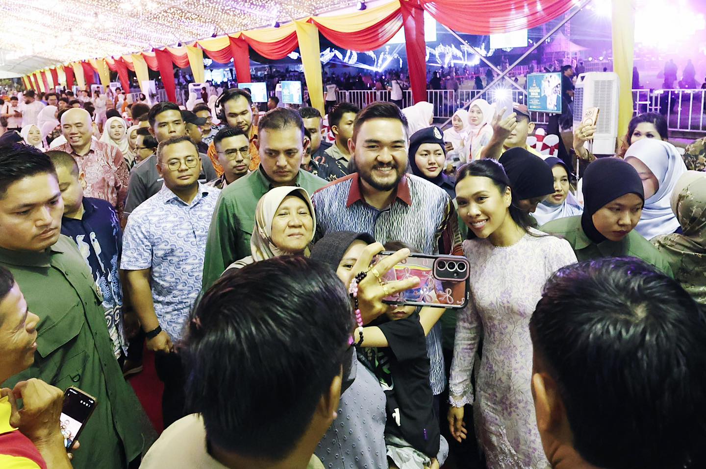 Pelajar antarabangsa teruja rasai keunikan majlis pengantin diraja bersama rakyat