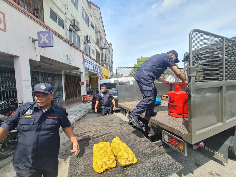 巴生市厅检举双溪达勿路商区 无牌营业等违规业者接5罚单