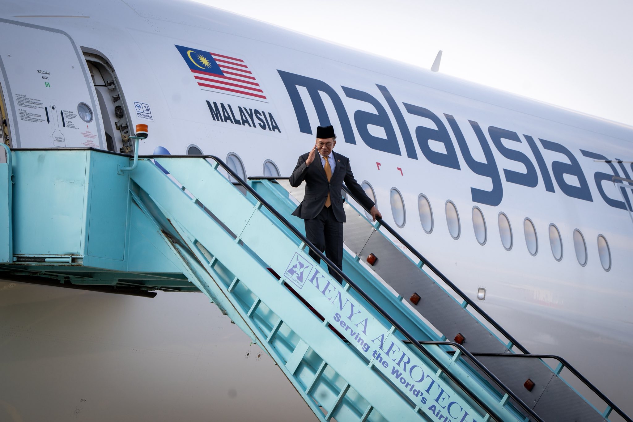 肯尼亚总统官邸19响礼炮迎安华