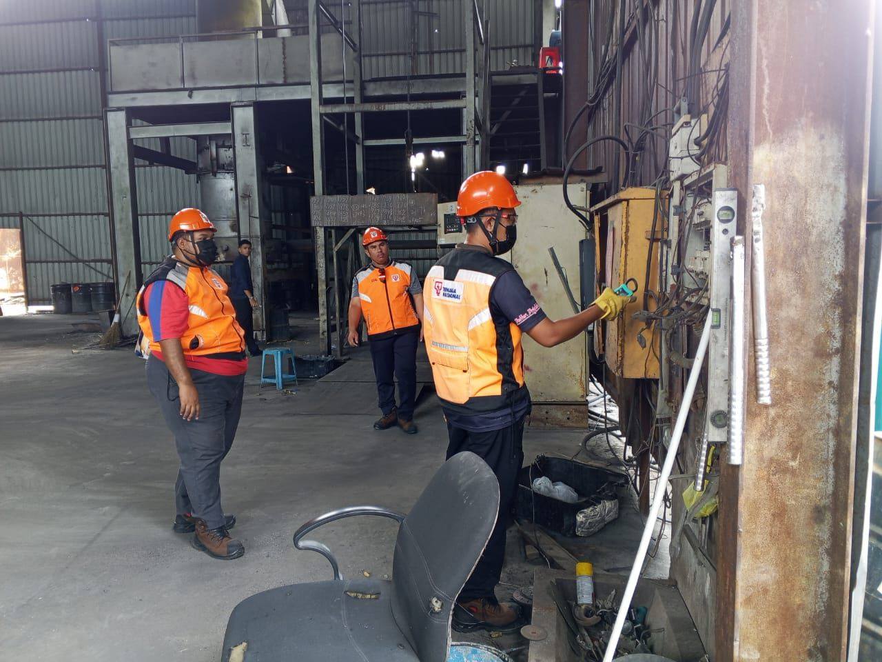 执法单位取缔八丁燕带 非法加工金属材料厂