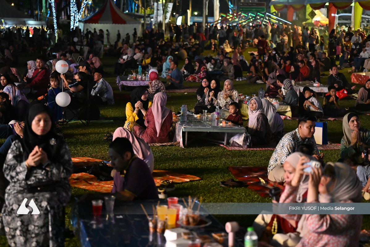 国际学生穿上传统服饰 亲身感受雪州王储新婚喜庆氛围