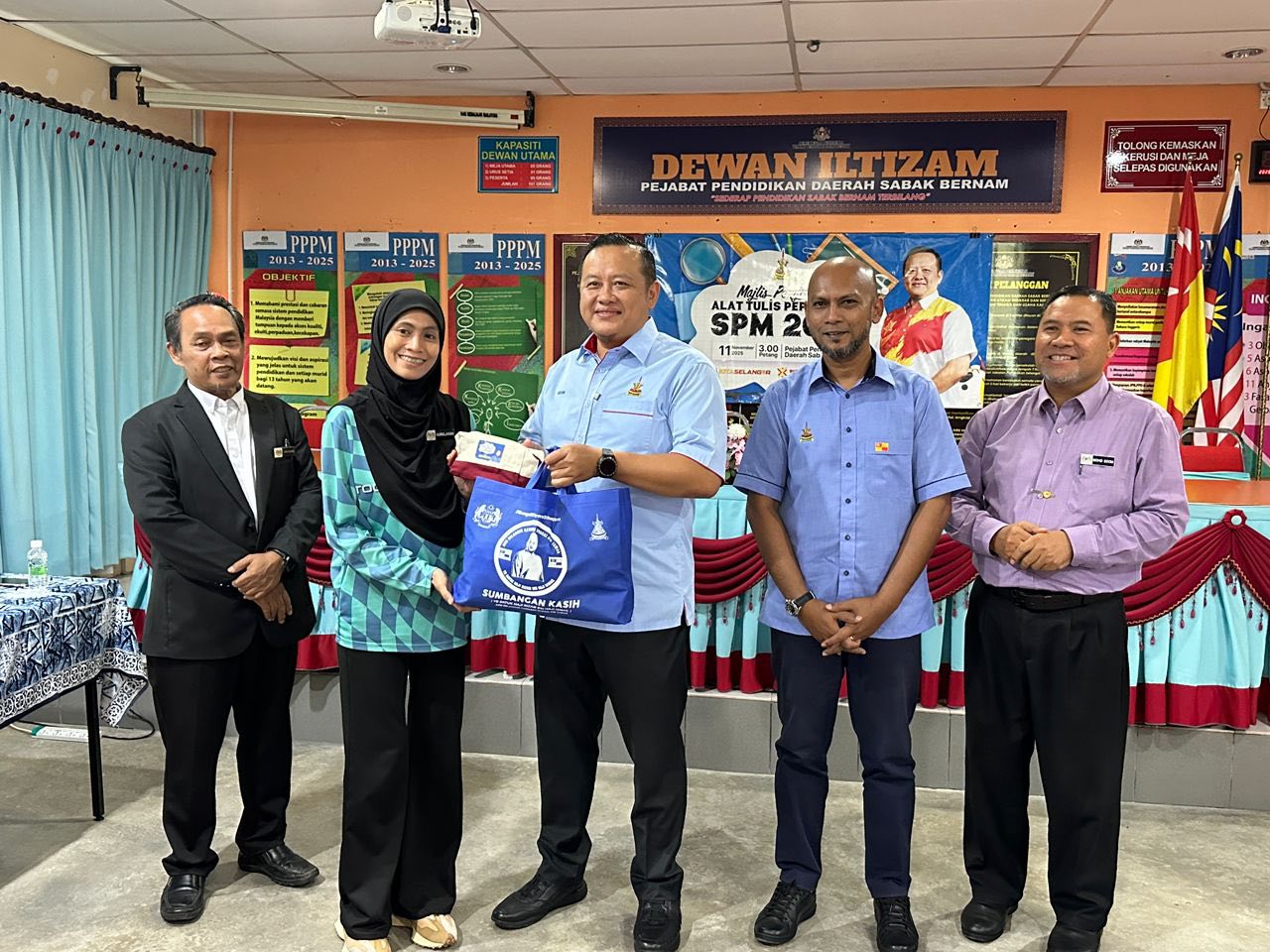 DUN Sungai Air Tawar serah 1,500 kit alat tulis kepada pelajar SPM