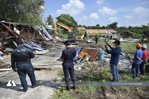 占用双溪毛糯森林保留地逾15年 一年清空令届满.森林局拆除非法建筑