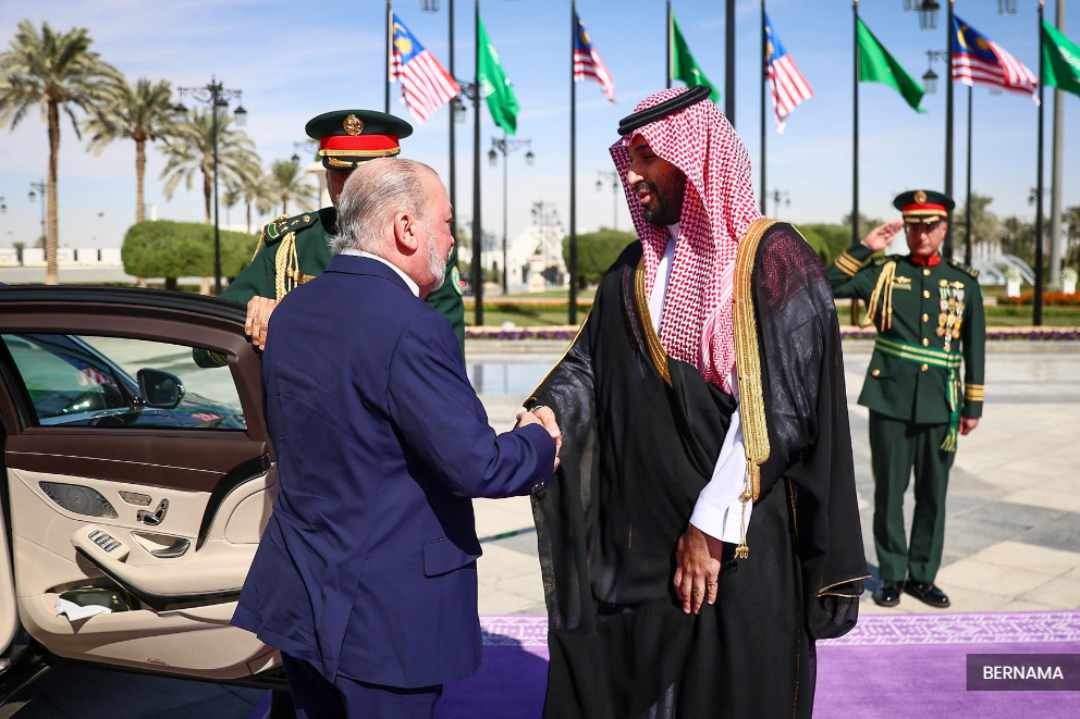 Sultan Ibrahim accorded state welcome at Al-Yamamah Palace