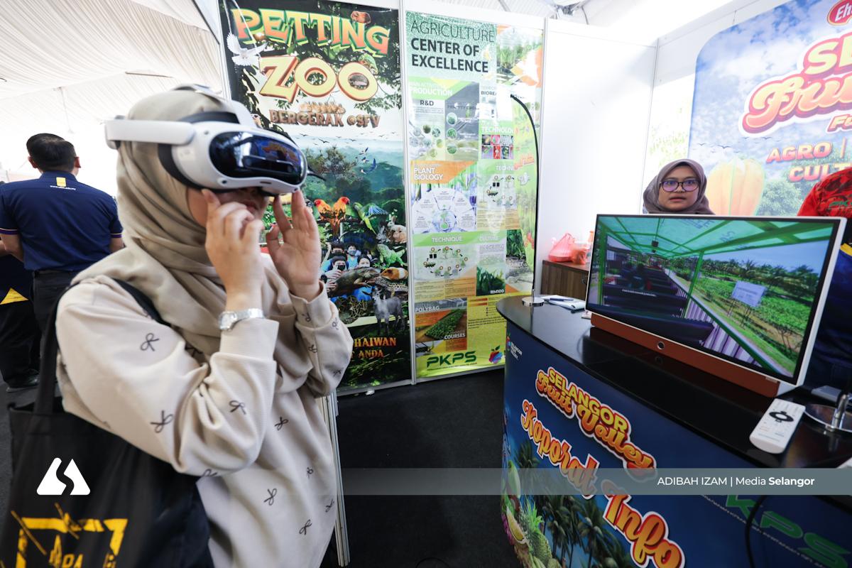 Ban Canal Carnival brings light, music to northern Selangor