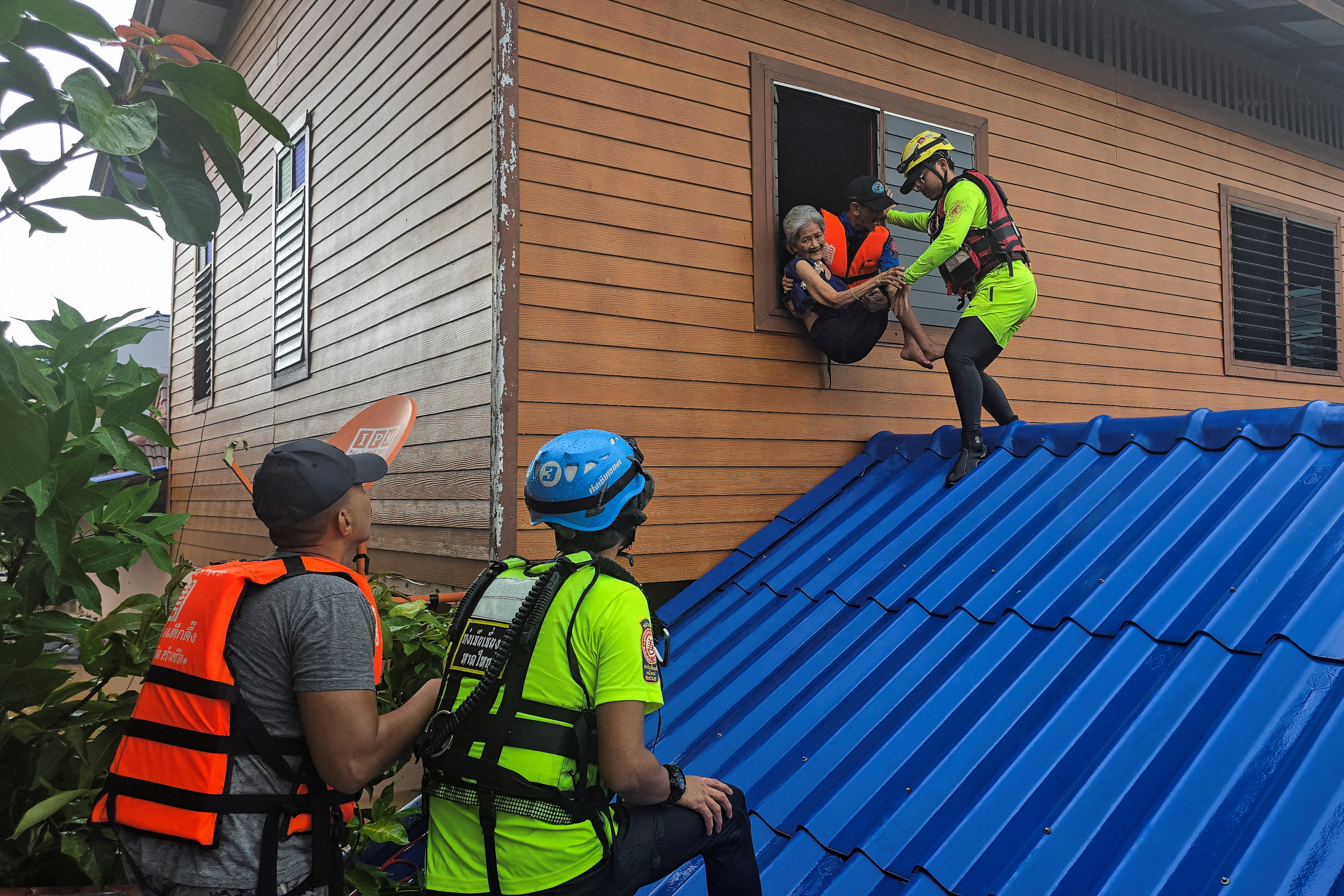 Southern Thailand floods kill 33, rescuers to airlift critical patients