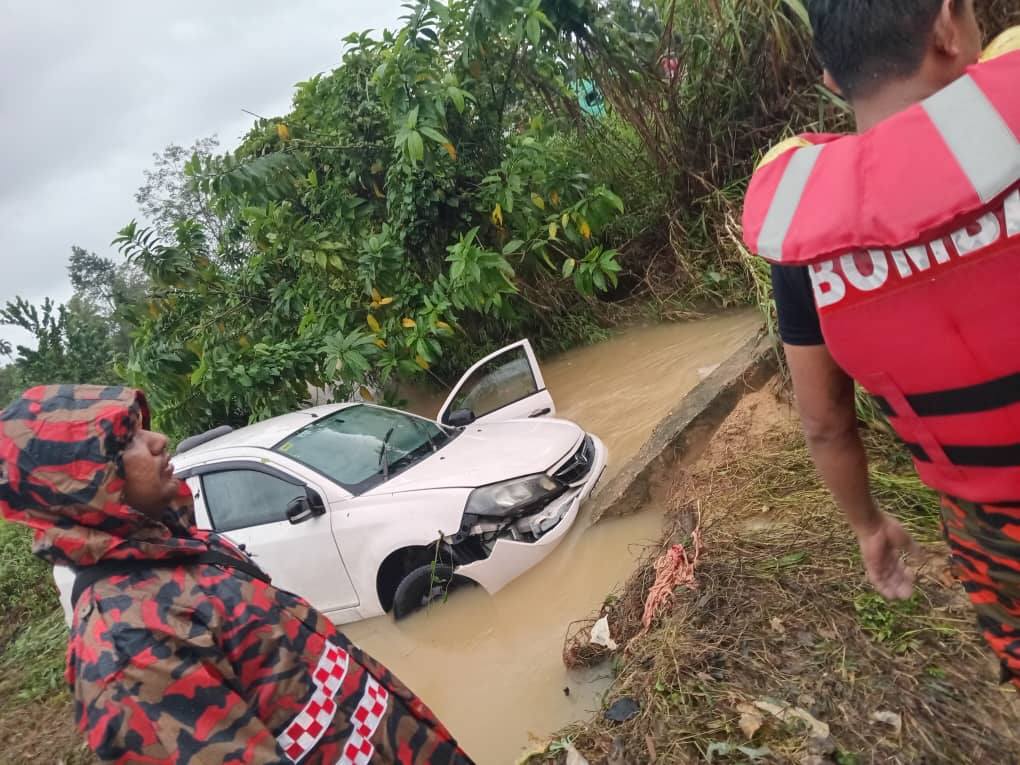 Wanita maut kereta dihanyutkan arus, seorang terselamat