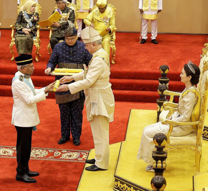 மாண்புமிகு அ.சிவநேசனுக்கு டத்தோ விருது; பேராக் சுல்தான் வழங்கினார்