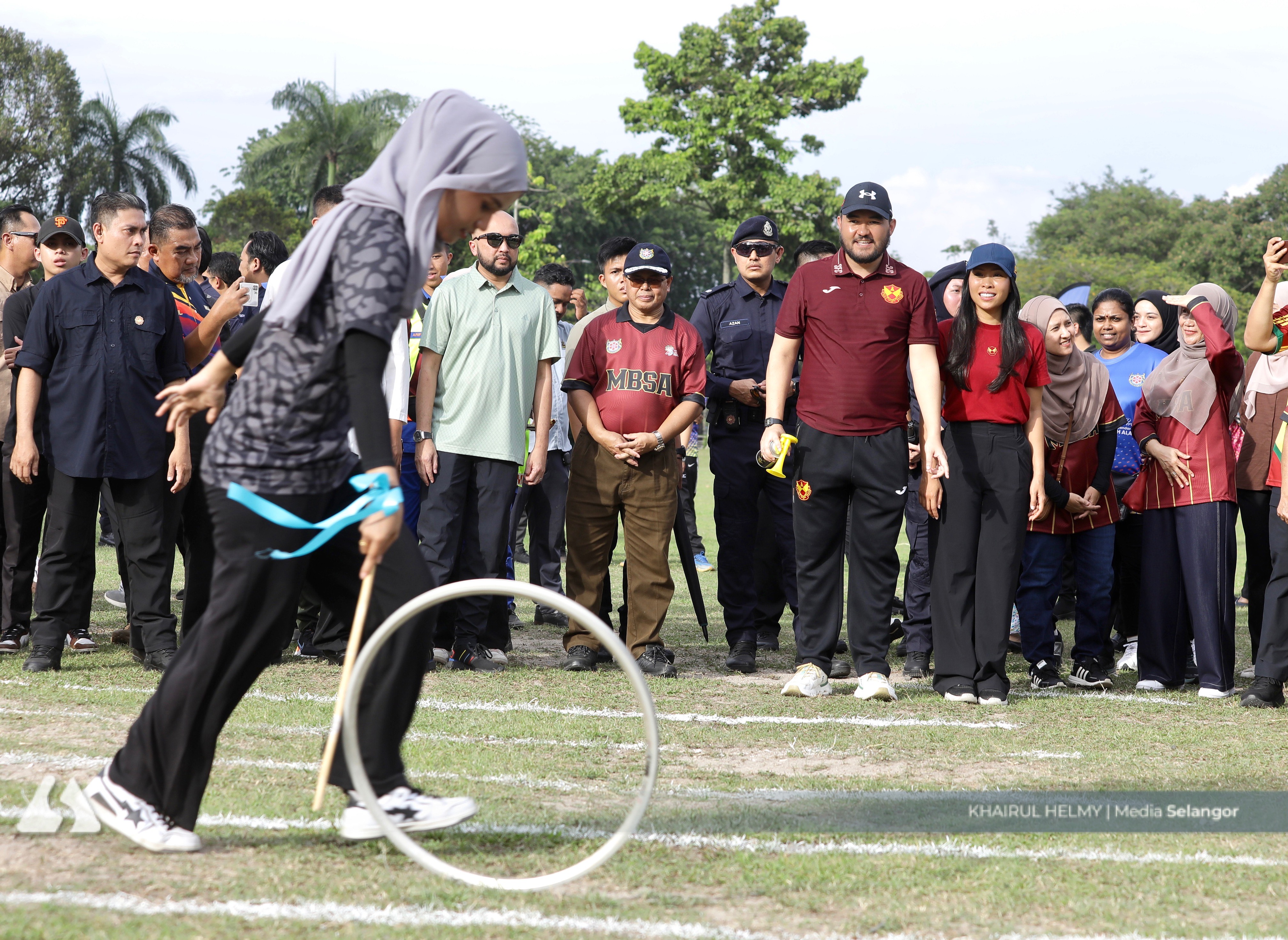 Raja Muda Selangor, isteri warnai sukan rakyat sempena Majlis Santunan Kasih