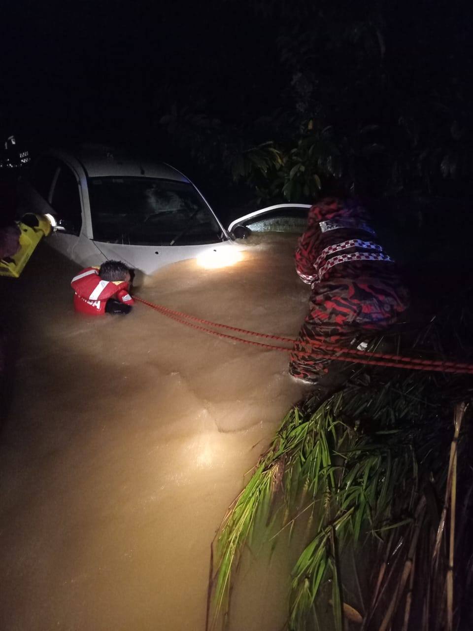 Wanita maut kereta dihanyutkan arus, seorang terselamat
