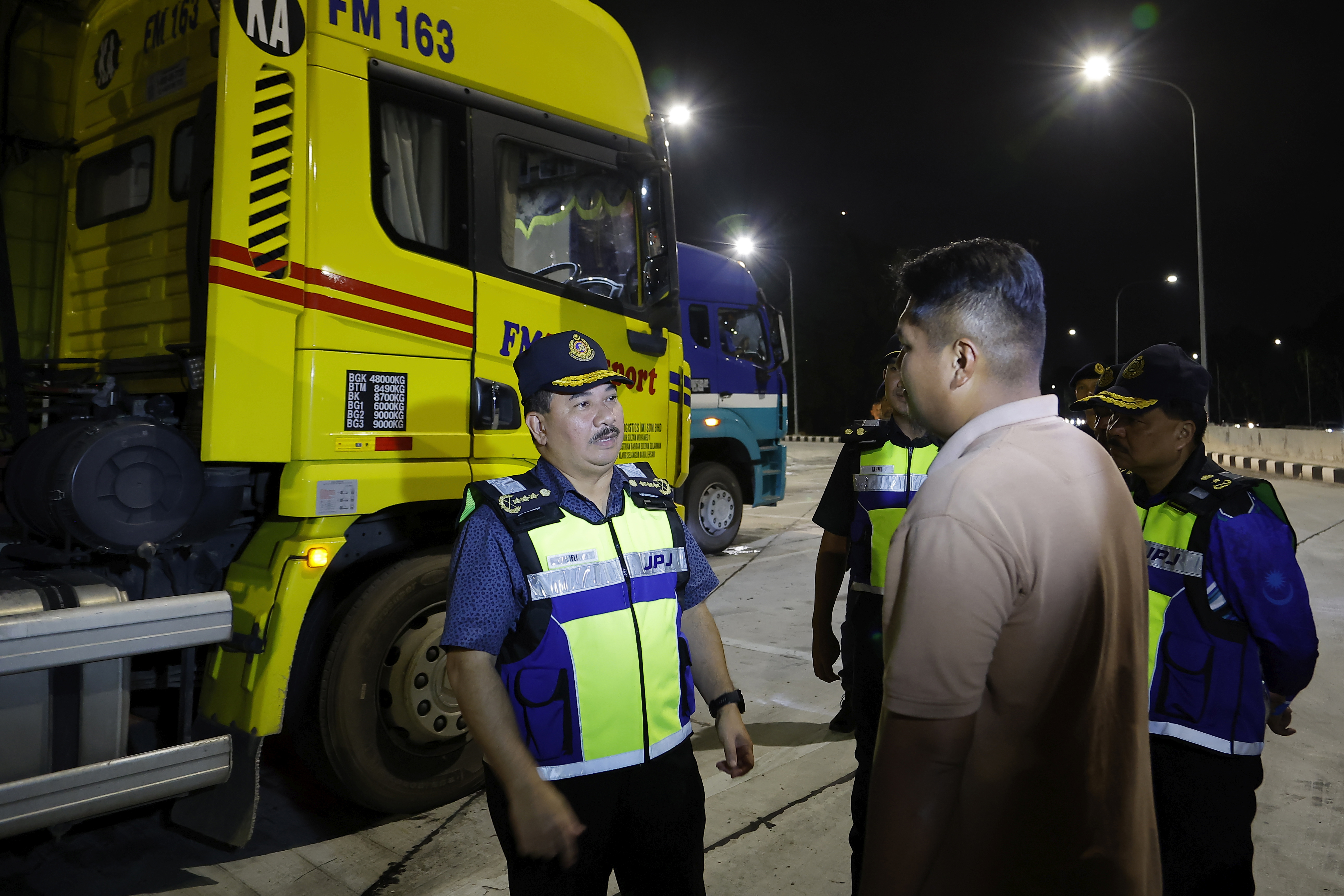 ஓட்டுநர் உரிமம் இல்லாத வெளிநாட்டு ஓட்டுநர்களை வேலைக்கு அமர்த்தும் நிறுவனங்களுக்கு எதிராக நடவடிக்கை