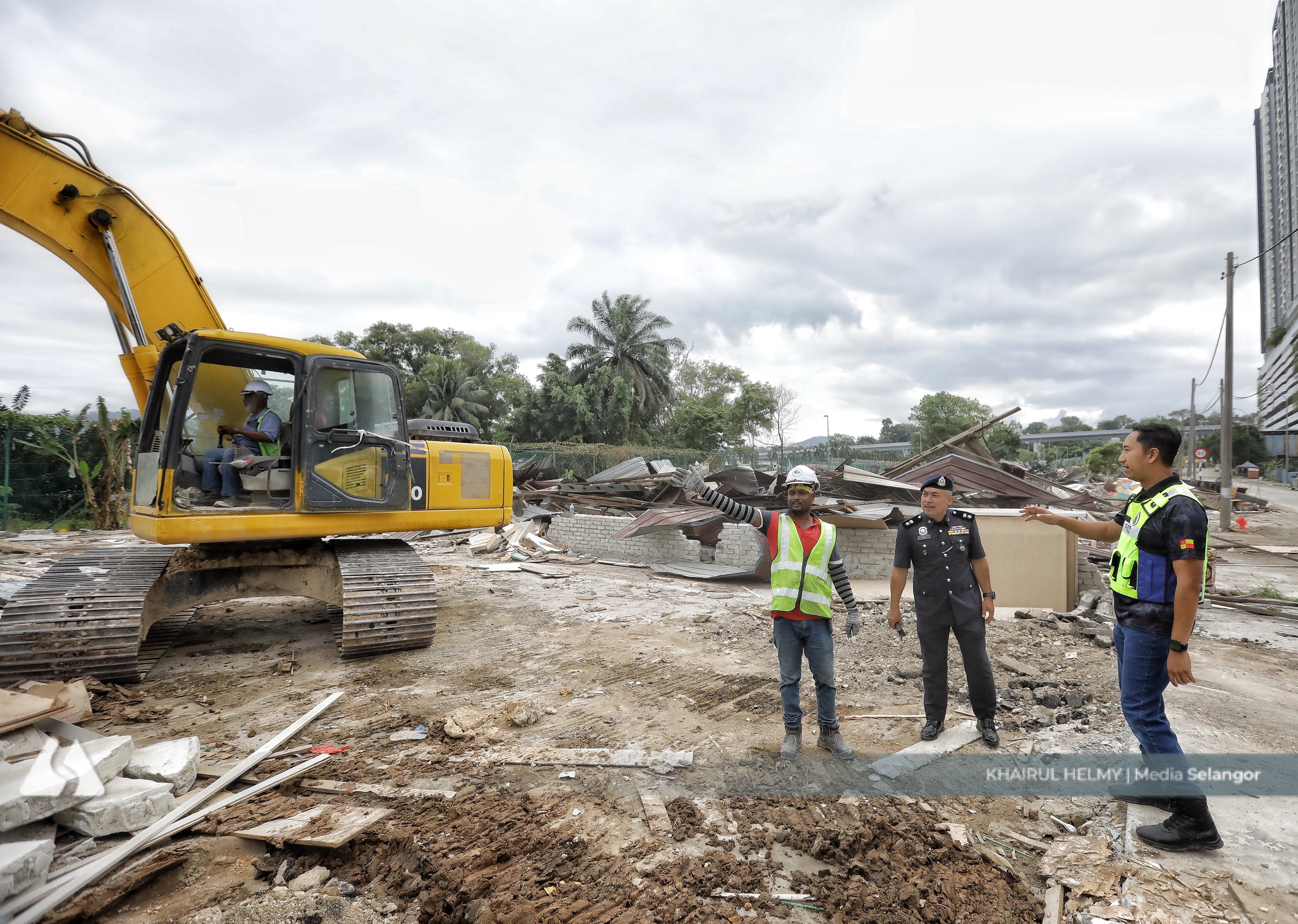 Lebih 20 tahun ceroboh tanah kerajaan, 40 kilang haram di Sungai Buloh diroboh