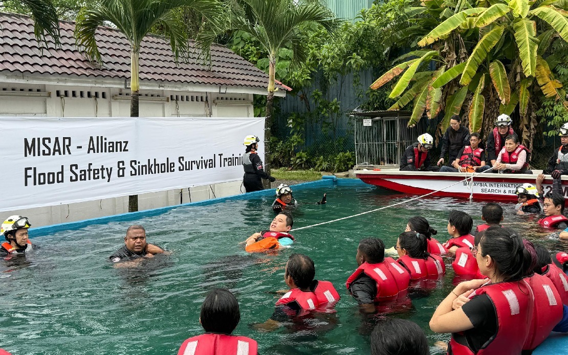 【隐形危机系列3/3】屋顶逃生到水中脱险   参与者社媒分享自救