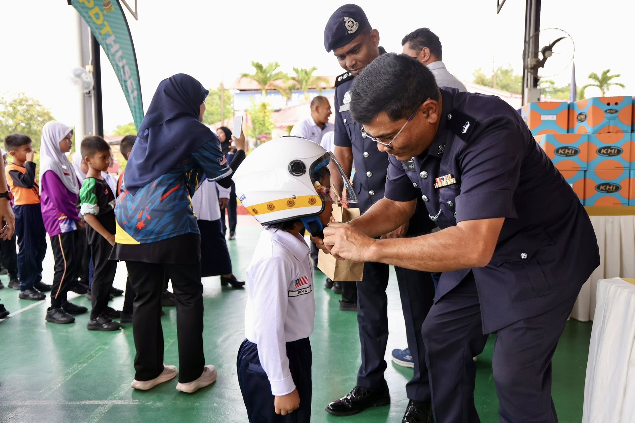 Program keselamatan pemakaian topi keledar bantu tingkat kesedaran murid